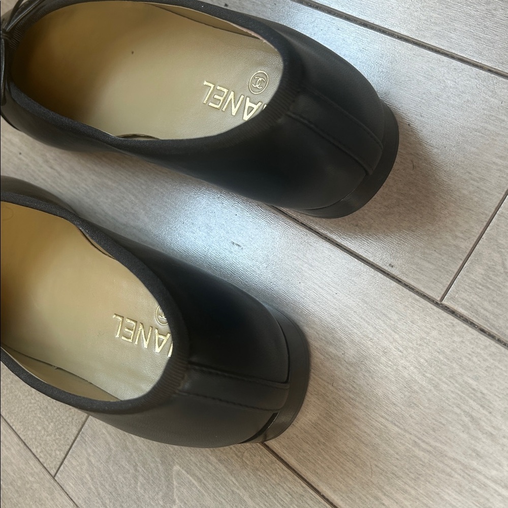 CHANEL Black Leather Cap-Toe Ballet Flats with CC Logo - Picture 7 of 12